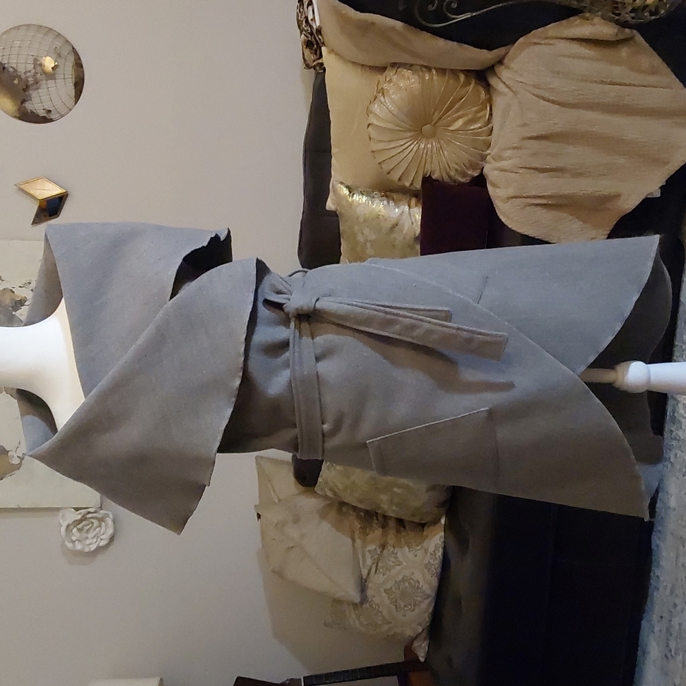 Beautiful sleeveless wrap with pockets one size fits most